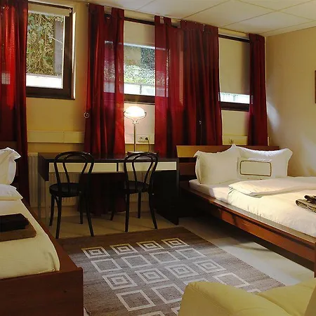 Penzion Garden House & East Park-apartments 2*