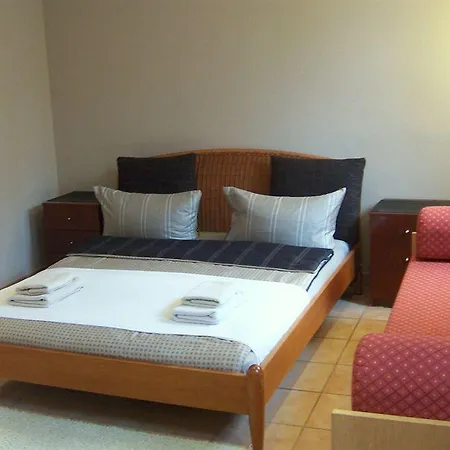 Maison d'hôtes Garden House & East Park-apartments 2*