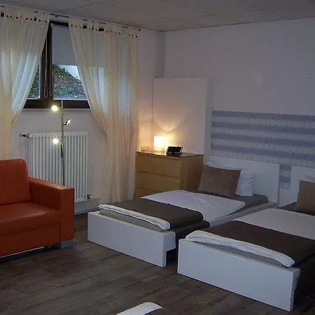 Garden House & East Park-apartments בית הארחה